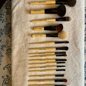 Set of 17 Bobbi Brown makeup brushes,great condition in natural & synthetic hair